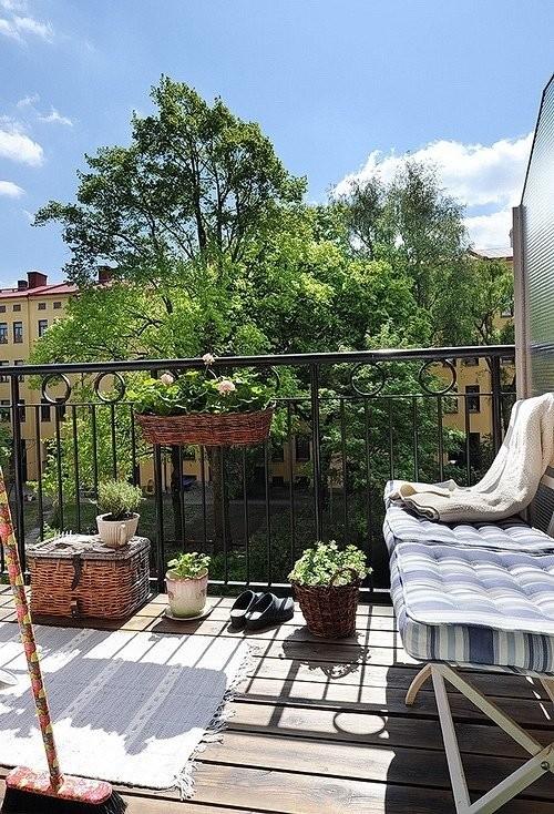 Светлая кухня с высокими потолками и балконом 04