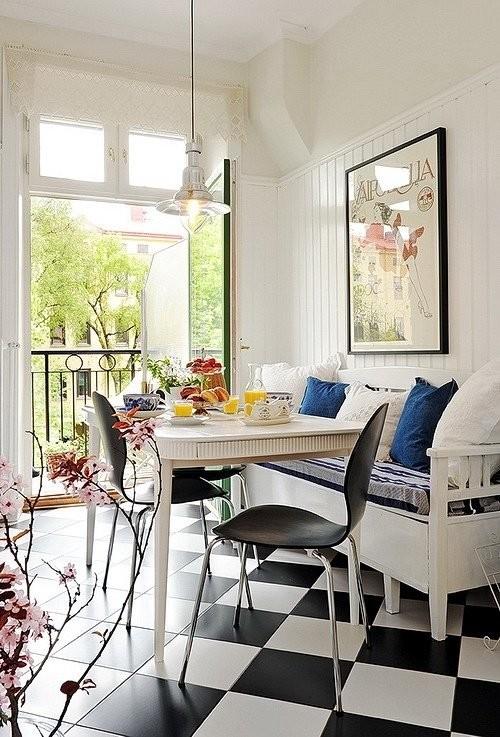 Светлая кухня с высокими потолками и балконом 05