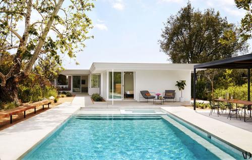 Светлый современный дом актрисы Мэнди Мур в Калифорнии 09