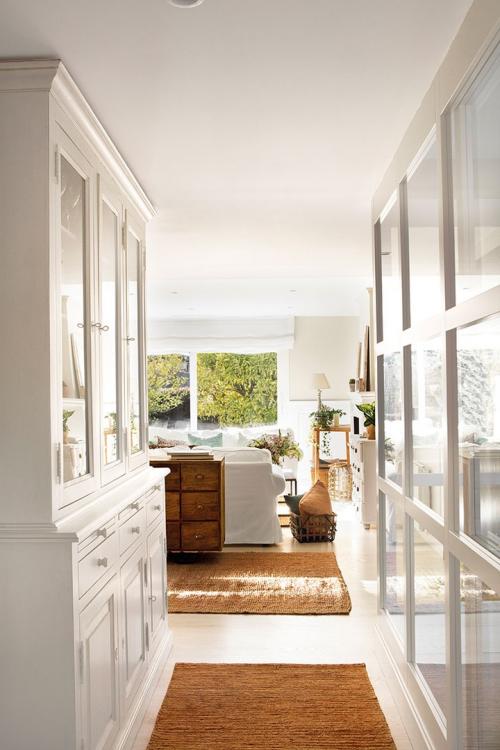 Белый, зеленый, соломенный: интерьер дома в Испании, который дарит умиротворение и радость 04