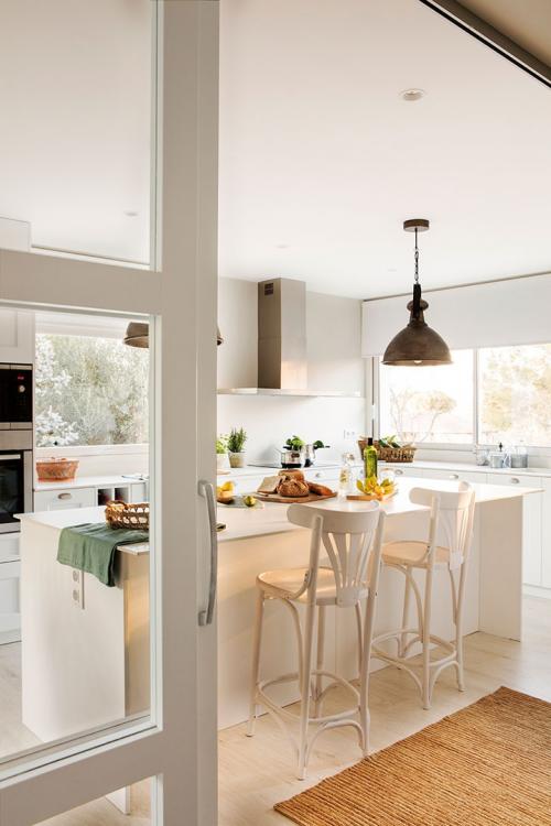 Белый, зеленый, соломенный: интерьер дома в Испании, который дарит умиротворение и радость 06