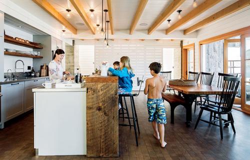 Необычный дом для большой семьи у озера в США 02