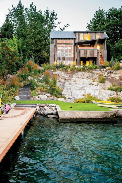 Необычный дом для большой семьи у озера в США 01