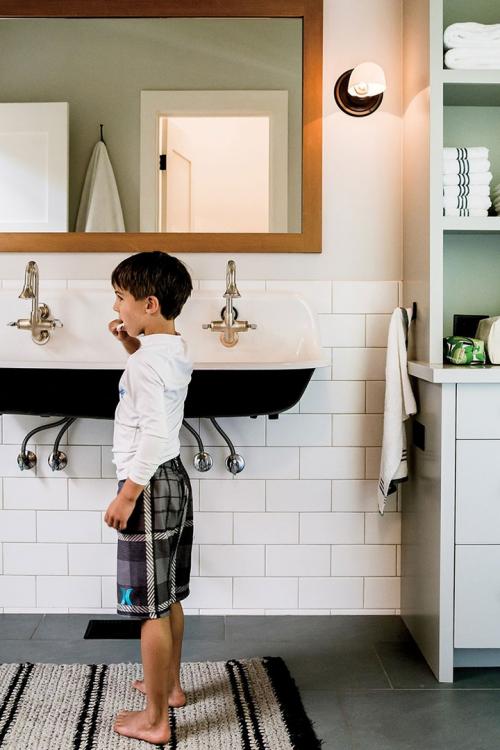 Необычный дом для большой семьи у озера в США 04