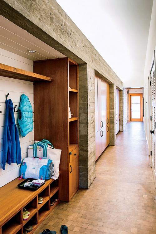 Необычный дом для большой семьи у озера в США 07