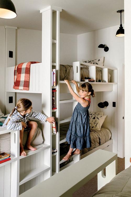 Необычный дом для большой семьи у озера в США 03