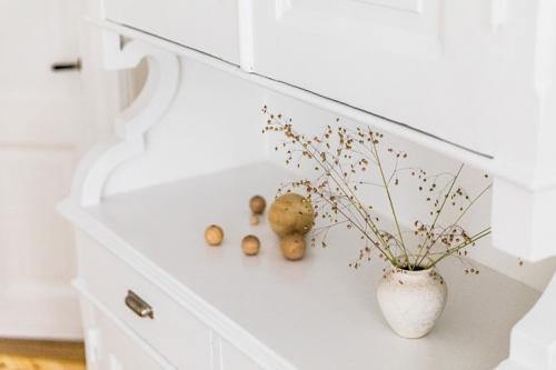 Элегантный белый интерьер в Гетеборге 25