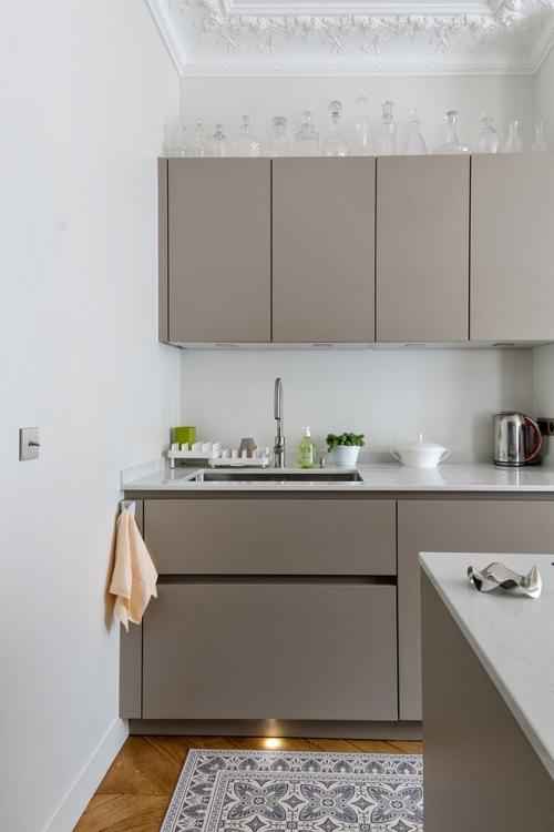 Квартира в Париже с интересными цветовыми сочетаниями и любопытным декором 05