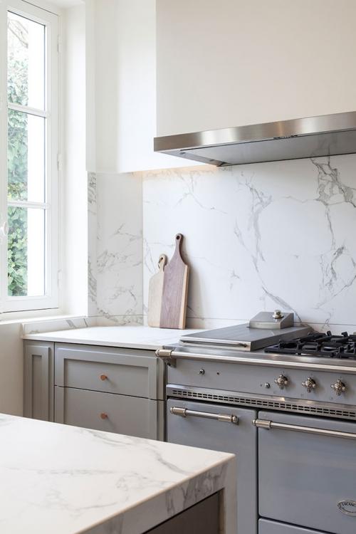 Минимализм и четкие линии: красивый и сдержанный интерьер дома во Франции 03