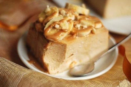 Что приготовить из бананов и творога. Сама себе удивляюсь – 3 дня подряд только и готовлю, что этот пирог. А потребуется всего-то творог, банан и 1 яйцо!