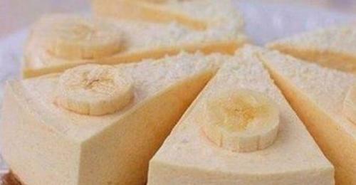 Что приготовить из бананов и творога. Сама себе удивляюсь – 3 дня подряд только и готовлю, что этот пирог. А потребуется всего-то творог, банан и 1 яйцо!