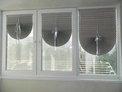 Римские шторы устройство. Римские шторы своими руками из обоев: самодельные жалюзи