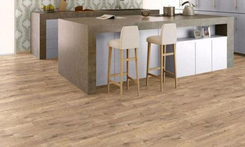 Можно ли класть ламинат на кухне. Особенности использования ламината на полу кухни 01