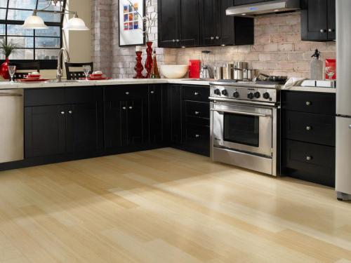 Ламинат под кухонный гарнитур. Ламинат на кухню: особенности выбора напольного покрытия