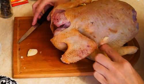 Курица с хрустящей корочкой в духовке с картошкой. Курица в духовке целиком с картошкой – самый вкусный рецепт с хрустящей корочкой (с фото)