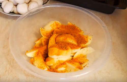 Курица с хрустящей корочкой в духовке с картошкой. Курица в духовке целиком с картошкой – самый вкусный рецепт с хрустящей корочкой (с фото)