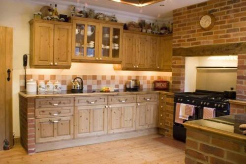 Как в интерьере сделать кирпичную стену. Кирпичная кладка в интерьере кухни: стоит ли делать?