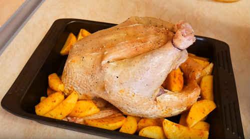 Курица с хрустящей корочкой в духовке с картошкой. Курица в духовке целиком с картошкой – самый вкусный рецепт с хрустящей корочкой (с фото)