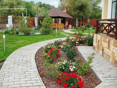 Парадная клумба перед домом. Как оформить «парадный» цветник