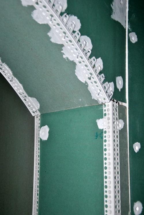 Как сделать ровный угол стены штукатуркой