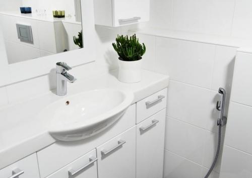 Какой смеситель для какой раковины. Излив 13 Какой смеситель для какой раковины. Излив 13