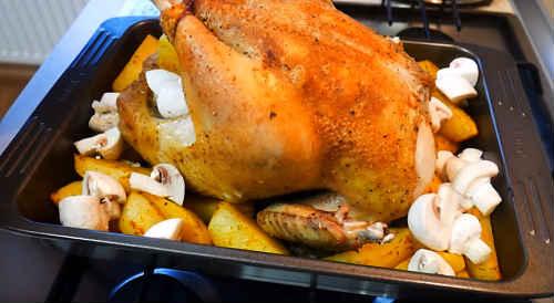 Курица с хрустящей корочкой в духовке с картошкой. Курица в духовке целиком с картошкой – самый вкусный рецепт с хрустящей корочкой (с фото)