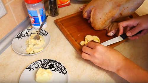 Курица с хрустящей корочкой в духовке с картошкой. Курица в духовке целиком с картошкой – самый вкусный рецепт с хрустящей корочкой (с фото)