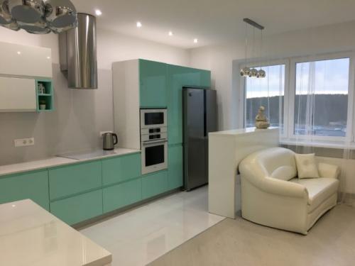 Небольшая барная стойка дома. Преимущества установки барной стойки на кухне 15