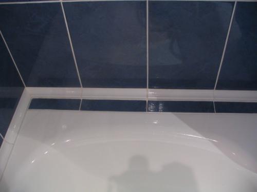 Стык акриловой ванны и плитки. Варианты оформления стыка