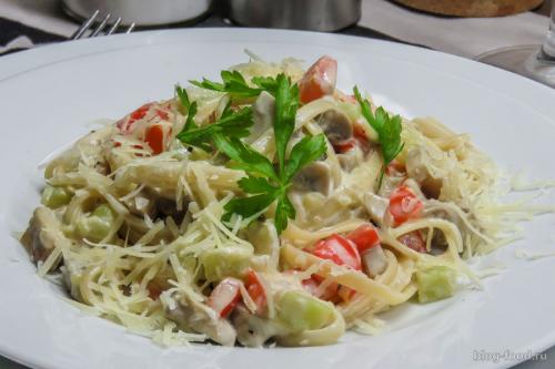 Паста с овощами в сливочном соусе. Спагетти в сливочном соусе с овощами