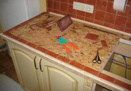 Как приклеить плитку к столешнице. Изготовление основания для кухонной столешницы из плитки