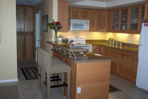 Небольшая барная стойка дома. Преимущества установки барной стойки на кухне 08