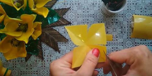 Как сделать цветок из пластиковой бутылки своими руками. Как сделать тюльпаны своими руками из ПЭТ