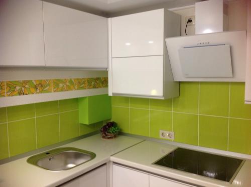 Салатовая кухня с черной столешницей. Где рекомендовано использовать цвет