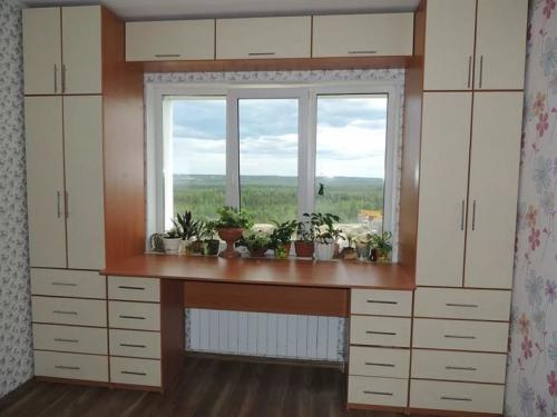 Шкафы вокруг окна в детской. Особенности 33 Шкафы вокруг окна в детской. Особенности 33