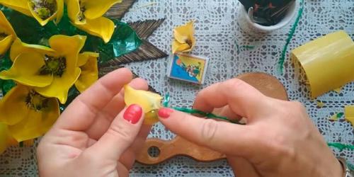 Как сделать цветок из пластиковой бутылки своими руками. Как сделать тюльпаны своими руками из ПЭТ