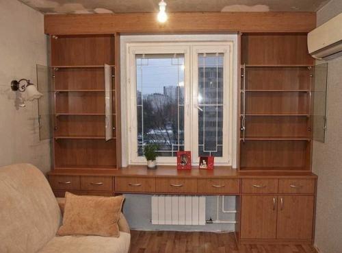 Угловой шкаф у окна. Шкафы вокруг окна, это удобно и экономит пространство в комнате. А вам нравится такая идея? (15Фото)