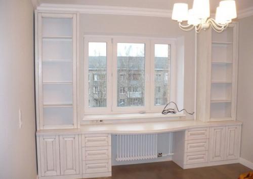 Угловой шкаф у окна. Шкафы вокруг окна, это удобно и экономит пространство в комнате. А вам нравится такая идея? (15Фото)