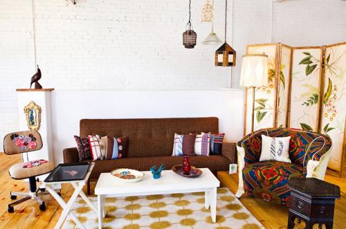 Кирпич в интерьере гостиной. Стили с применением кирпича.