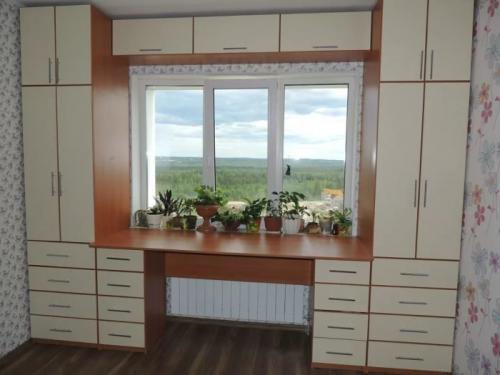 Угловой шкаф у окна. Шкафы вокруг окна, это удобно и экономит пространство в комнате. А вам нравится такая идея? (15Фото)