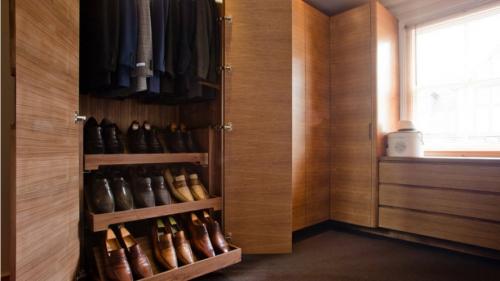 Какой шкаф удобнее купе или распашной. Стоимость