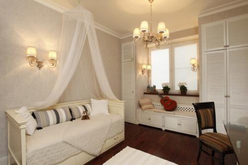 Угловой шкаф у окна. Шкафы вокруг окна, это удобно и экономит пространство в комнате. А вам нравится такая идея? (15Фото)