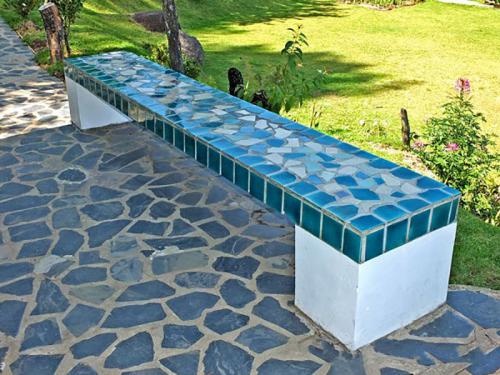 Что можно сделать со старой плиткой. Необычное и полезное применение остатков кафельной плитки на даче