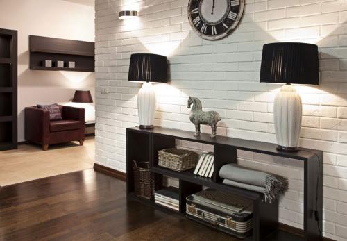 Серый кирпич в интерьере. Преимущества и недостатки