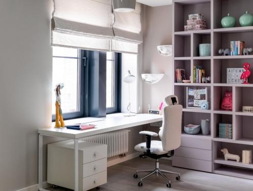 Шкаф и стол вокруг окна в детской. Плюсы и минусы рабочего пространства у окна в детской комнате