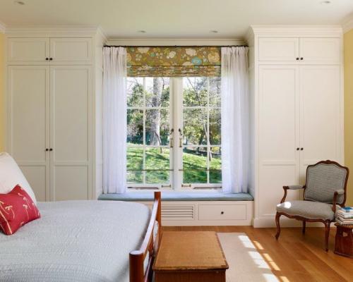 Угловой шкаф у окна. Шкафы вокруг окна, это удобно и экономит пространство в комнате. А вам нравится такая идея? (15Фото)