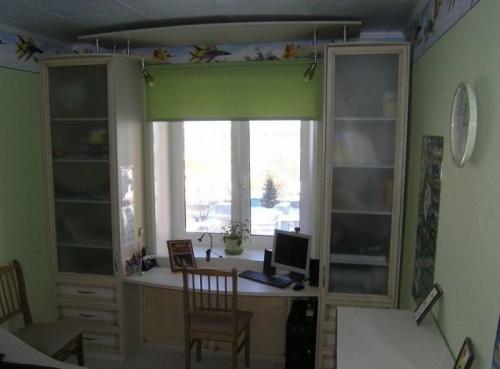 Угловой шкаф у окна. Шкафы вокруг окна, это удобно и экономит пространство в комнате. А вам нравится такая идея? (15Фото)