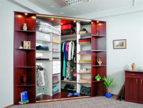 Угловые шкафы купе для гостинной. Преимущества и недостатки угловых шкафов-купе в гостиной