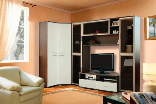 Угловой шкаф в маленькой гостиной. Угловой шкаф в гостиную — современные варианты