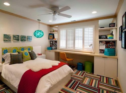 Шкаф и стол вокруг окна в детской. Плюсы и минусы рабочего пространства у окна в детской комнате